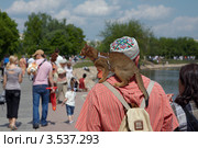 Кошка на прогулке на плече хозяина (2011 год). Стоковое фото, фотограф Юрий Синицын / Фотобанк Лори
