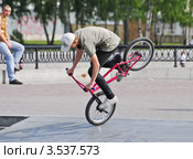Трюк на велосипеде (2012 год). Редакционное фото, фотограф Елена Ермоленко / Фотобанк Лори