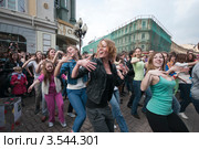 Москва. Благотворительный танцевальный флешмоб на Арбате (2012 год). Редакционное фото, фотограф Ирина Фирсова / Фотобанк Лори