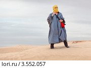 Девушка в костюме бедуина стоит на бархане песка. Стоковое фото, фотограф Кекяляйнен Андрей / Фотобанк Лори