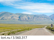 Дорога на фоне гор, Алтай. Стоковое фото, фотограф Михаил Павлов / Фотобанк Лори