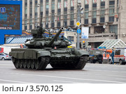 Танк Т-90. Подготовка к параду Победы 9 мая. Москва (2012 год). Редакционное фото, фотограф Литвяк Игорь / Фотобанк Лори