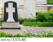 Памятный крест с надписью "Место упокоения родительницы и близких великого сына и патриота России генералиссимуса Александра Васильевича Суворова" (2012 год). Редакционное фото, фотограф Валерия Попова / Фотобанк Лори
