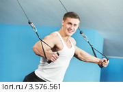 Культурист делает упражнения в фитнес-клубе. Стоковое фото, фотограф Дмитрий Калиновский / Фотобанк Лори