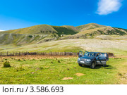 Автомобиль на фоне левады в горах, Алтай. Стоковое фото, фотограф Михаил Павлов / Фотобанк Лори