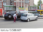 Дорожная авария на проспекте (2012 год). Редакционное фото, фотограф Кекяляйнен Андрей / Фотобанк Лори