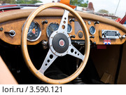 Кабина MGB GT. Олдтаймер шоу. Паарен им Глин. Германия (2012 год). Редакционное фото, фотограф Sergey Kohl / Фотобанк Лори
