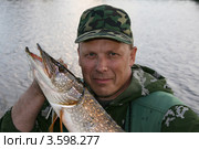 Рыбак с пойманной щукой.Сибирь, река Мереть. Стоковое фото, фотограф Евгений Мухортов / Фотобанк Лори