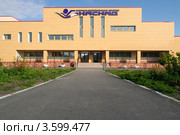 Центральный вход в спортивно-оздоровительный комплекс "Каскад", город Полярный, Мурманская область (2012 год). Редакционное фото, фотограф Вячеслав Палес / Фотобанк Лори