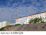 Стилизованный парусник на сопке, город Полярный, Мурманская область (2012 год). Редакционное фото, фотограф Вячеслав Палес / Фотобанк Лори
