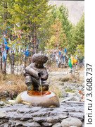 Скульптура мальчика, дарующего "Аршан" (2011 год). Редакционное фото, фотограф Роман Фомин / Фотобанк Лори