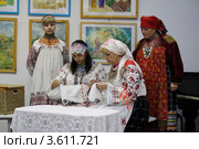 Народный русский костюм. Обряд жениха и невесты (2012 год). Редакционное фото, фотограф Дмитрий Неумоин / Фотобанк Лори