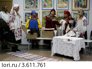 Народный русский костюм. Обряд жениха и невесты (2012 год). Редакционное фото, фотограф Дмитрий Неумоин / Фотобанк Лори