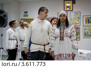 Народный русский костюм. Обряд жениха и невесты (2012 год). Редакционное фото, фотограф Дмитрий Неумоин / Фотобанк Лори