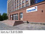 Вход в здание комбинатоуправления ОАО "Олкон" Северсталь, город Оленегорск, Мурманская область (2012 год). Редакционное фото, фотограф Вячеслав Палес / Фотобанк Лори