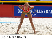 Российская спортсменка Хомякова Екатерина играет на корте в финальной стадии Континентального кубка Европы по пляжному волейболу в Парке Победы на Поклонной горе, Москва (2012 год). Редакционное фото, фотограф Николай Винокуров / Фотобанк Лори