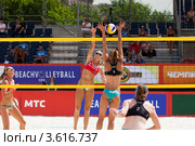 Российская спортсменки Хомякова Екатерина и Уколова Евгения играют на корте в финальной стадии Континентального кубка Европы по пляжному волейболу в Парке Победы на Поклонной горе, Москва (2012 год). Редакционное фото, фотограф Николай Винокуров / Фотобанк Лори