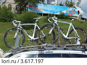 Велосипед на крыше автомобиля (2012 год). Редакционное фото, фотограф Сергей Шевырев / Фотобанк Лори