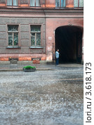 Летний ливень. Женщина пережидает дождь в подворотне (2012 год). Редакционное фото, фотограф Юлия Бабкина / Фотобанк Лори