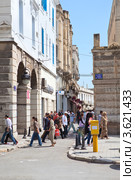Тунис, улицы города со спешащими на работу людьми (2012 год). Редакционное фото, фотограф Кекяляйнен Андрей / Фотобанк Лори