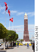 Пешеходная зона и часы Big Ben на улице имени Habib Bourguiba в городе Тунис (2012 год). Редакционное фото, фотограф Кекяляйнен Андрей / Фотобанк Лори