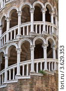 Италия. Венеция. Палаццо Контарини дель Боволо XVв. (итал. Palazzo Contarini del Bovolo) — фрагмент знаменитой винтовой лестницы - ракушки (2010 год). Стоковое фото, фотограф Виктория Катьянова / Фотобанк Лори