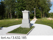 Бородино. Памятники-монументы войны 1812 года. Могила лейб-гвардии Семеновского полка поручика С.Н. Татищева и прапорщика Н.А. Оленина. (2011 год). Редакционное фото, фотограф Дмитрий Неумоин / Фотобанк Лори