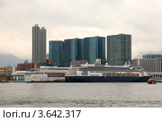 Большой корабль стоит у причала морского порта в Гонконге на фоне набережной. Район Коулун. (2012 год). Редакционное фото, фотограф Ольга Липунова / Фотобанк Лори