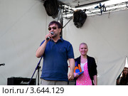 Юрий Шевчук и бэк-вокалистка ДДТ Алёна Романова получают статуэтку на церемонии вручения премии "Степной волк 2012" в номинации "Концерт" и "Альбом" в парке Музеон, Москва, Россия. Редакционное фото, фотограф Николай Винокуров / Фотобанк Лори