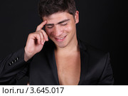 Портрет смеющегося молодого человека на черном фоне. Стоковое фото, фотограф Photobeauty / Фотобанк Лори
