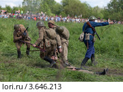 Солдаты в форме времен Великой Отечественной войны тащат раненого (2012 год). Редакционное фото, фотограф Литвяк Игорь / Фотобанк Лори