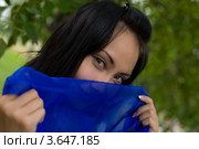 Восточная женщина прикрывается синей тканью. Стоковое фото, фотограф Момотюк Сергей / Фотобанк Лори