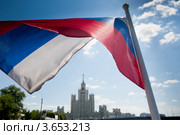 Российский флаг на фоне высотки на Котельнической набережной. Москва (2012 год). Стоковое фото, фотограф E. O. / Фотобанк Лори