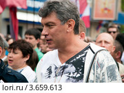 Лидер движения "Солидарность" - Борис Немцов на многотысячном шествии "Марш миллионов" на Болотной площади, город Москва, Россия (2012 год). Редакционное фото, фотограф Николай Винокуров / Фотобанк Лори