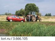 Мужчины вытаскивают застрявший автомобиль с помощью трактора (2007 год). Редакционное фото, фотограф Dmitry29 / Фотобанк Лори