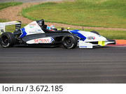 Болид Формула 2.0 участвует в чемпионате "Мировая серия Renault" на треке "Moscow Raceway" в Подмосковье (2012 год). Редакционное фото, фотограф Николай Винокуров / Фотобанк Лори