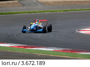 Болиды Формула 2.0 участвует в чемпионате "Мировая серия Renault" на треке "Moscow Raceway" в Подмосковье (2012 год). Редакционное фото, фотограф Николай Винокуров / Фотобанк Лори