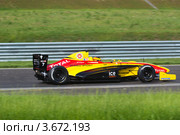 Болид Формула 2.0 участвует в чемпионате "Мировая серия Renault" на треке "Moscow Raceway" в Подмосковье (2012 год). Редакционное фото, фотограф Николай Винокуров / Фотобанк Лори