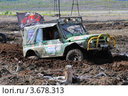 Увязший в болоте Уазик (2012 год). Редакционное фото, фотограф Валерий Александрович / Фотобанк Лори
