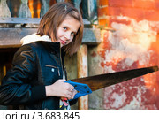 Девочка подросток с ножовкой. Стоковое фото, фотограф Игорь Низов / Фотобанк Лори