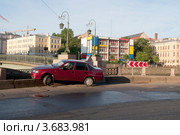 Автомобиль "Дэу Нексия", не вписавшийся в крутой поворот на мокрой дороге (2012 год). Редакционное фото, фотограф Виктор Карасев / Фотобанк Лори