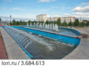 Фонтан на Рябиновом бульваре в городе Когалыме (2011 год). Редакционное фото, фотограф Бордачёва Светлана / Фотобанк Лори