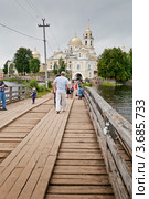 Тверская область. Мост к монастырю Нило-Столобенская пустынь (2012 год). Редакционное фото, фотограф Ольга Денисова / Фотобанк Лори