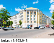 Город Новомосковск. Московский химико-технологический институт имени Менделеева на центральной улице. (2012 год). Редакционное фото, фотограф Игорь Низов / Фотобанк Лори