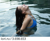 Красивая женщина в голубом купальнике стоит в воде запрокинув голову. Стоковое фото, фотограф Сергей Завьялов / Фотобанк Лори