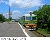 Электропоезд отъезжает от станции Электросталь. Московская область (2012 год). Редакционное фото, фотограф lana1501 / Фотобанк Лори