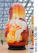 Гигантская матрёшка "Федоскино". ТРЦ "Афимолл Сити" (2012 год). Редакционное фото, фотограф Алёшина Оксана / Фотобанк Лори