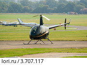 Вертолет "Робинсон" R22 на аэродроме (2009 год). Редакционное фото, фотограф Василий Фирсов / Фотобанк Лори