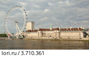 Вид на колесо обозрения London Eye и Темзу, Лондон (2010 год). Стоковое видео, видеограф Losevsky Pavel / Фотобанк Лори