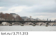 Мост Pont des Arts, вид с Сены, Париж, Франция (2010 год). Стоковое видео, видеограф Losevsky Pavel / Фотобанк Лори